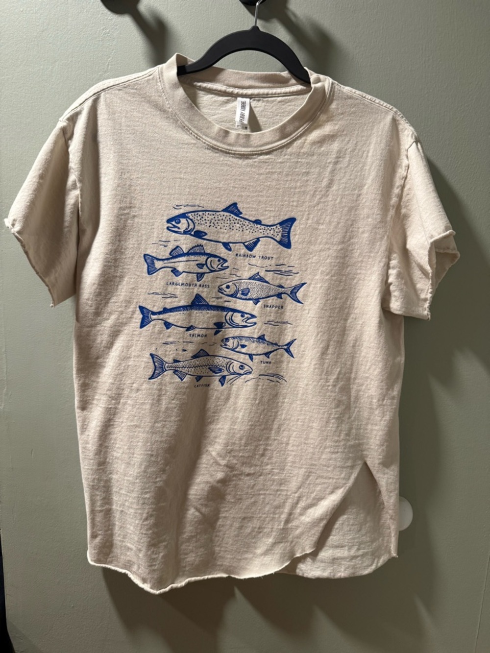 Fish tee with side slits